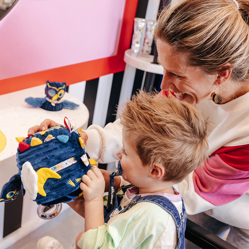 Cube d'activités Astros le hibou - photo avec enfant et maman - Les Déglingos