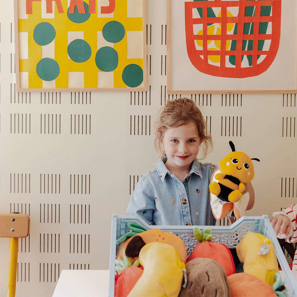 Peluche Buzzet l'abeille-mandarine - vue avec des enfants - Flipetz